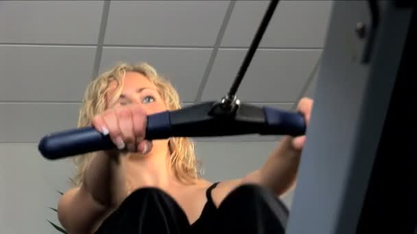 Belles filles blondes aiment travailler à la salle de gym — Video