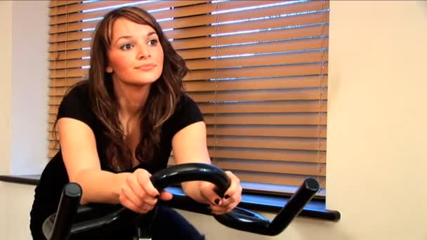 Beautiful brunette girl enjoys working out at the gym — Stock Video