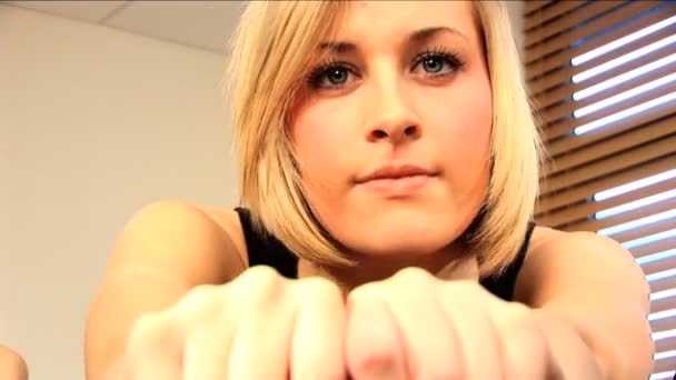 Красива блондинка насолоджується роботою в спортзалі — стокове відео