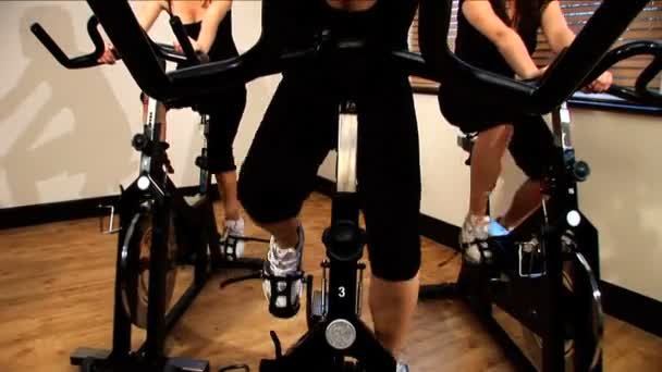 아름 다운 여자는 체육관에서 운동을 즐길 수 — 비디오
