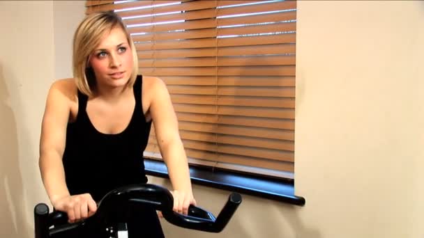 Belle fille blonde aime travailler au gymnase — Video