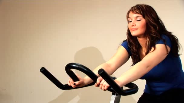 Krásná brunetka se těší, cvičit v tělocvičně — Stock video