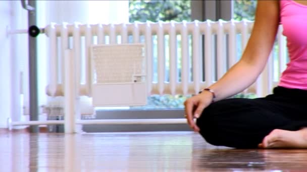 Симпатичная стройная брюнетка, практикующая йогу в спортзале — стоковое видео