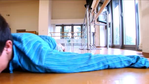Atrakcyjny młody człowiek prowadzący praktykę jogi ćwiczenia na siłowni — Wideo stockowe