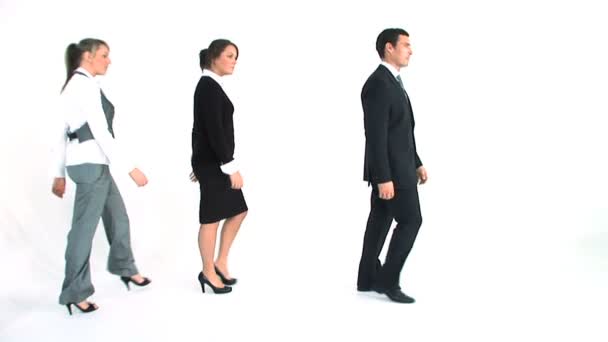 Obchodní tým chůzi izolované na bílém — Stock video