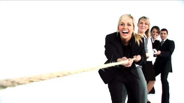 Equipe puxando uma corda em um puxão de guerra — Vídeo de Stock
