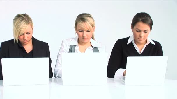 Tres mujeres escribiendo en el portátil — Vídeos de Stock