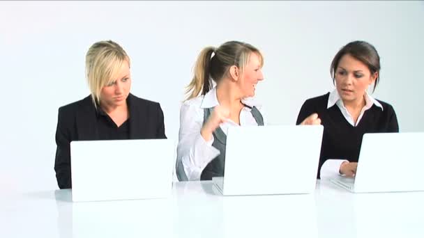 Drie vrouwen werken met computer — Stockvideo