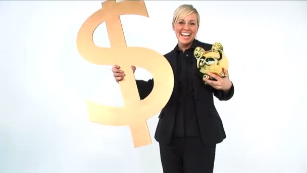 Feliz empresaria sosteniendo la hucha de oro y el símbolo del dólar — Vídeo de stock