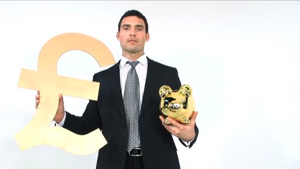 Zakenman holding gouden piggy bank en pond-symbool — Stockvideo