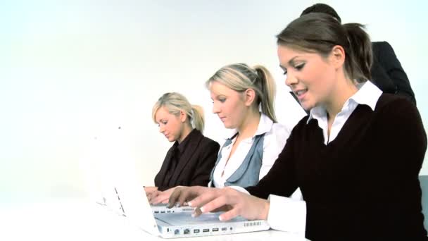 Trois femmes d'affaires travaillant avec l'ordinateur — Video