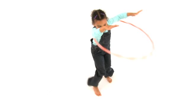 süße kleine afrikanische amerikanische Mädchen spielen mit Hula-Hoop-Reifen