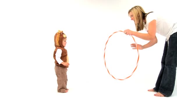 Привлекательная мать-блондинка, играющая со своим ребенком — стоковое видео