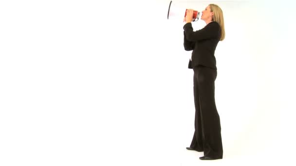 Bella donna d'affari bionda che parla in un megafono — Video Stock