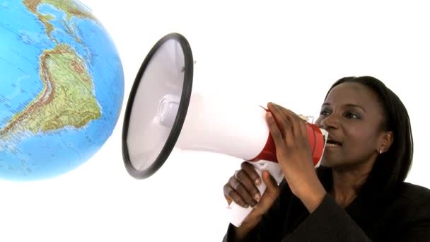 Belle femme d'affaires afro-américaine parlant au monde — Video