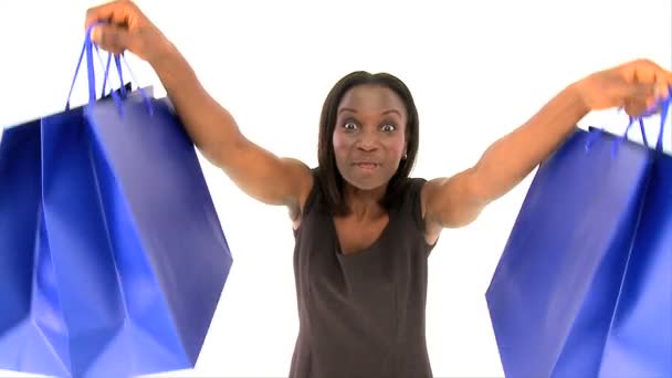 Aantrekkelijke african american vrouw houden verschillende shopping tassen — Stockvideo