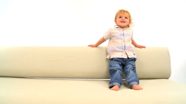 Söt liten pojke barn hoppa i soffan — Stockvideo