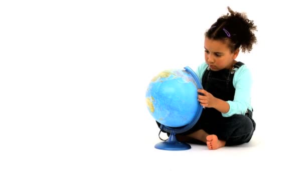 Dünya küre seyir tatlı Afro-Amerikan kız — Stok video