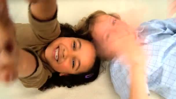 可爱小非洲裔美国女孩和白人男孩 — 图库视频影像