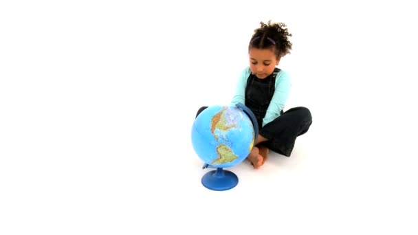 Carino piccola ragazza afro-americana che abbraccia un mondo globo — Video Stock