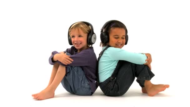 Słodkie dziewczyny african american i blond chłopiec, słuchanie muzyki — Wideo stockowe