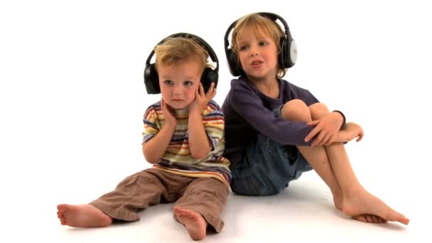 Dos pequeños chicos caucásicos escuchando música — Vídeos de Stock