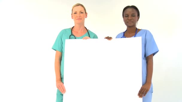 Equipo médico femenino con tablón de anuncios en blanco — Vídeos de Stock