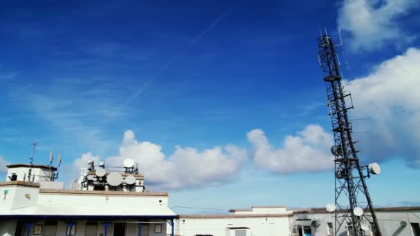 Комунікаційна вежа та станція — стокове відео