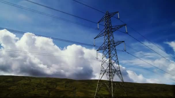 Pylon elettrico time-lapse con nuvole e cielo blu — Video Stock