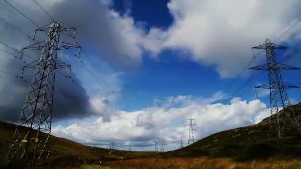 Villamos oszlopok időeltolódása felhőkkel és kék égbolttal — Stock videók