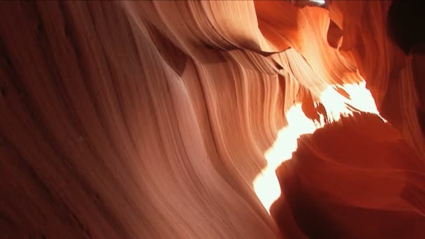 Montaje foque disparado dentro de formaciones de arenisca roja de Antelope Canyon — Vídeos de Stock