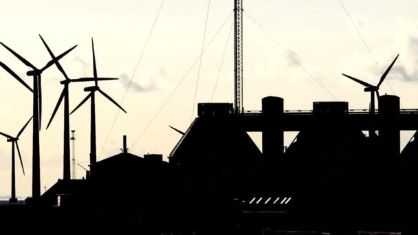 Silhuetas de múltiplas turbinas eólicas na costa da Dinamarca — Vídeo de Stock