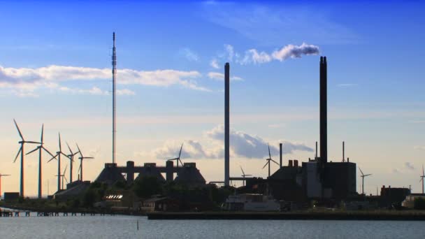 Turbinas eólicas na costa da Dinamarca em local industrial — Vídeo de Stock