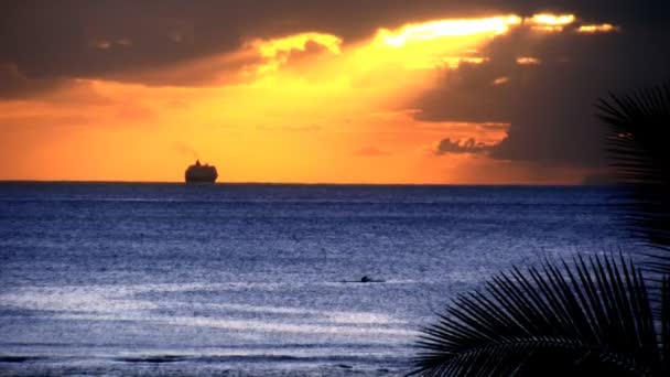 Prazer cruzeiro ejoying pôr do sol sobre as águas havaianas — Vídeo de Stock