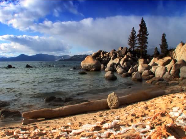 Escenas de invierno y nieve desde las orillas del lago Tahoe — Vídeos de Stock