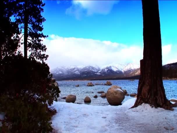 Escenas de invierno y nieve desde las orillas del lago Tahoe — Vídeos de Stock