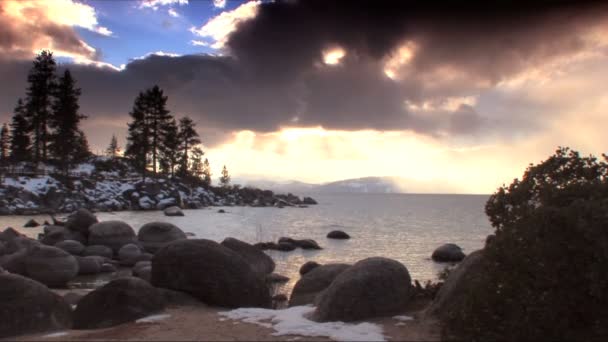 Sceny z zimowych idealna śniegu od brzegu jeziora Tahoe — Wideo stockowe