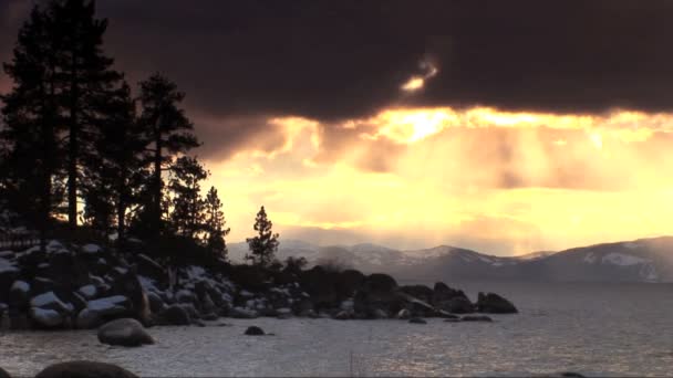 Jelenetek a téli & hó, a Tahoe tó partján — Stock videók