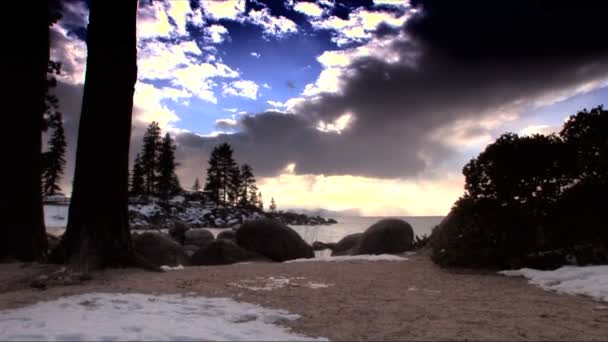 Escenas de invierno y nieve desde las orillas del lago Tahoe — Vídeo de stock