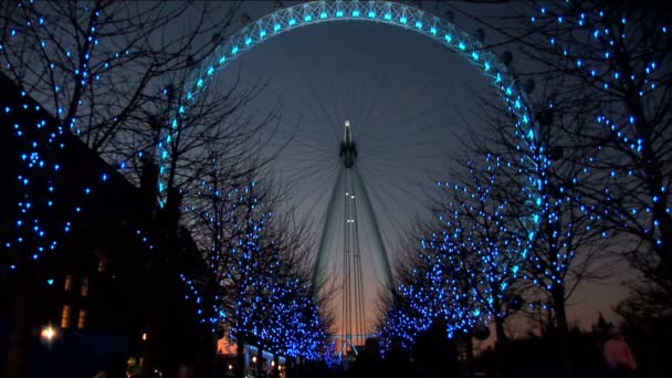 크리스마스 라이트 장식으로 둘러싸인 밤 런던 아이 — 비디오