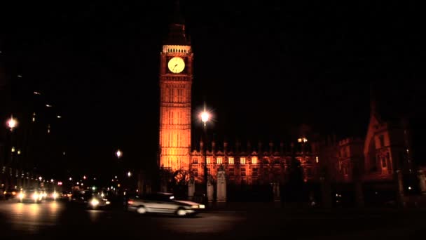 De skyline van Londen at night met verkeer — Stockvideo