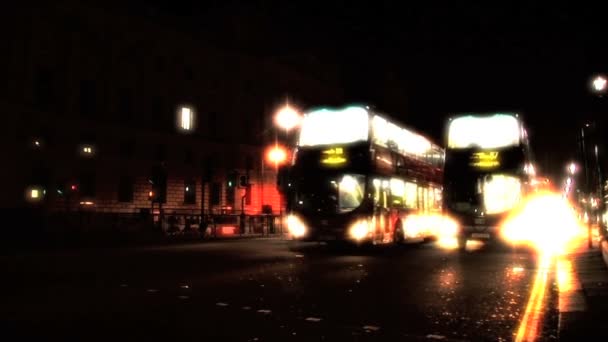 London befördert nachts Doppeldeckerbusse auf den Straßen — Stockvideo