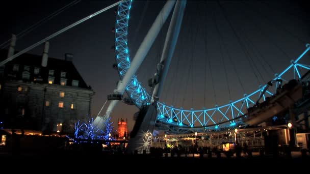 London Eye belyst om natten & med julelys dekorationer – Stock-video