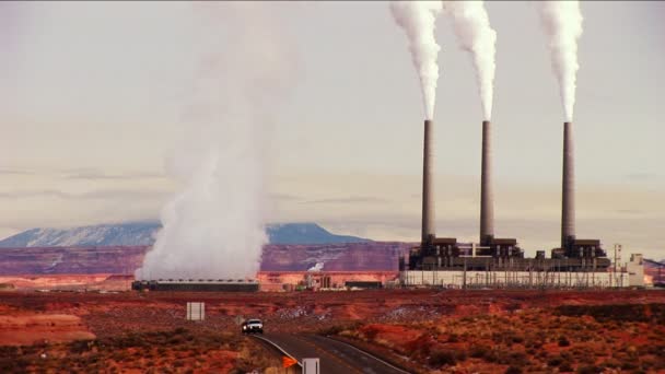 Estações de transporte e energia poluem a atmosfera — Vídeo de Stock