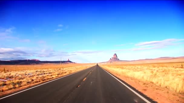 Dirigindo a estrada em linha reta em direção Monument Valley — Vídeo de Stock
