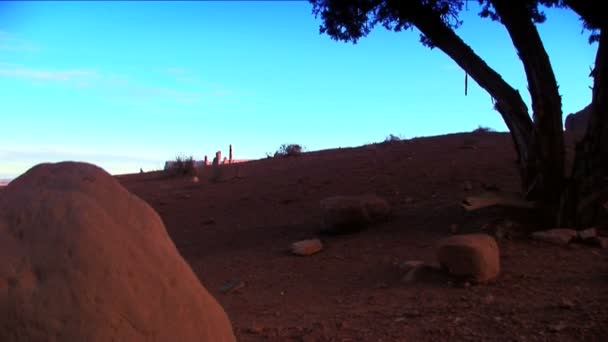 Monument valley, usa, rörelse armen vid solnedgången — Stockvideo