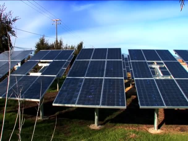 Cluster von Sonnenkollektoren, die saubere erneuerbare Energie erzeugen — Stockvideo