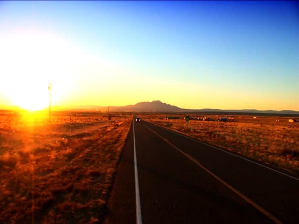 Longa estrada em linha reta no Arizona, EUA ao nascer do sol — Vídeo de Stock
