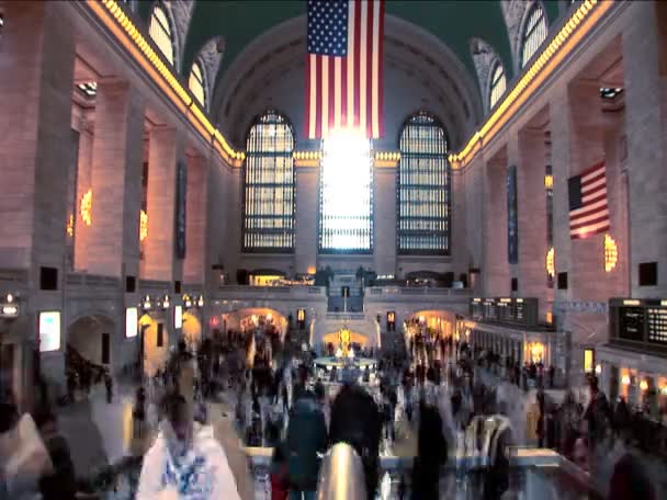 Zajęty osób dojeżdżających do pracy, przechodzącej przez grand union station — Wideo stockowe