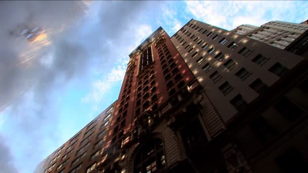 向上射的蒸汽上升在纽约大街上 — 图库视频影像